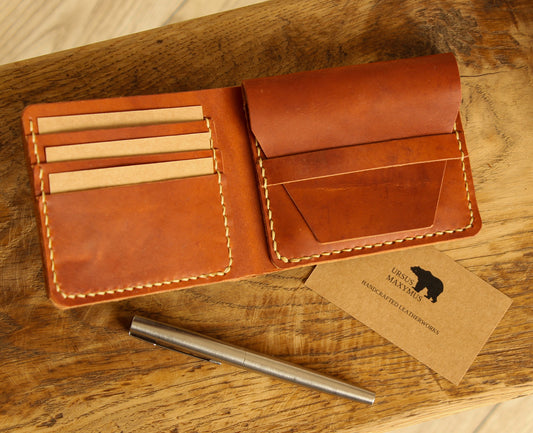 Portfel Bifold z Kieszonką na Monety - Ręcznie Uszyty z Naturalnej Skóry | Ursus Maxymus Leatherworks
